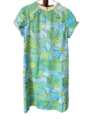 Robe droite à rayures vertes et bleues avec des boutons décoratifs