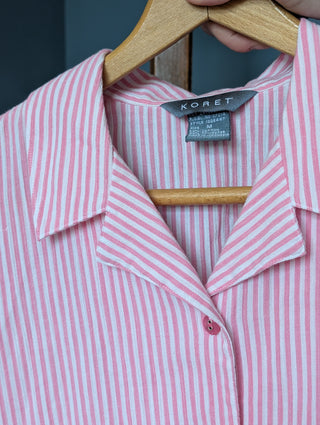 chemise à manches courtes boutonnée rose et blanche à rayures et broderies florales