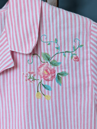 chemise à manches courtes boutonnée rose et blanche à rayures et broderies florales