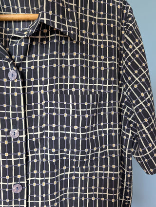 Chemise oversize à manches courtes boutonnée, motif rayé noir, violet et beige