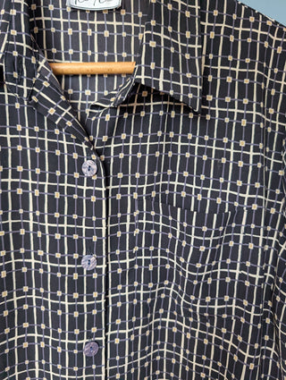 Chemise oversize à manches courtes boutonnée, motif rayé noir, violet et beige