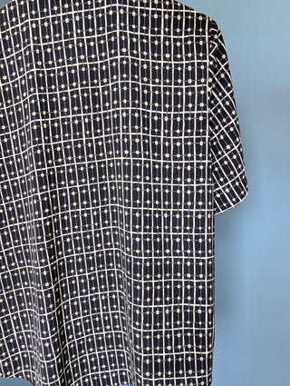 Chemise oversize à manches courtes boutonnée, motif rayé noir, violet et beige