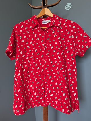Chemise rouge boutonnée à fleurs bleues et blanches, manches courtes