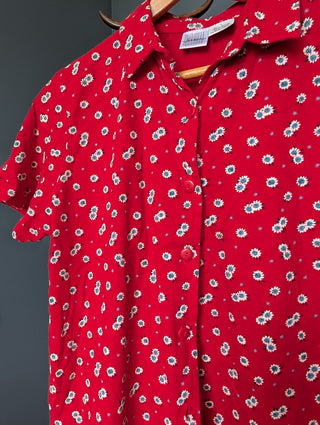 Chemise rouge boutonnée à fleurs bleues et blanches, manches courtes