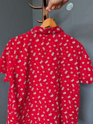Chemise rouge boutonnée à fleurs bleues et blanches, manches courtes