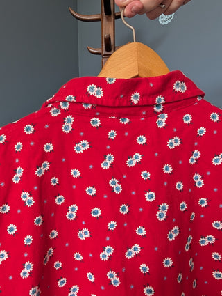 Chemise rouge boutonnée à fleurs bleues et blanches, manches courtes