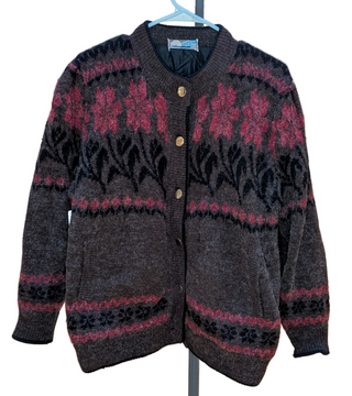 Cozy patterned floral sweater, lined with quilted fabric, snap buttons