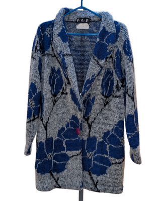 Pull gris oversize en mohair doux à motifs floraux bleus