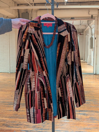 Blazer vintage en velours à motifs, orange et marron, avec nœud sur le devant.
