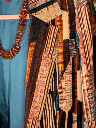 Blazer vintage en velours à motifs, orange et marron, avec nœud sur le devant.