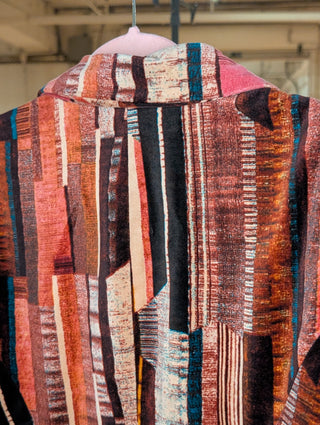 Blazer vintage en velours à motifs, orange et marron, avec nœud sur le devant.