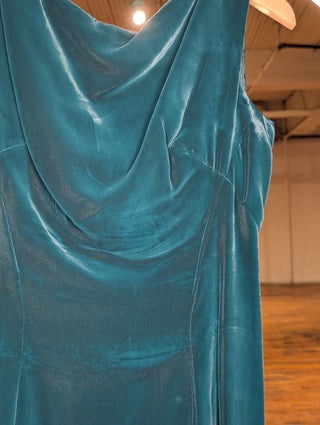 Robe vintage luxueuse en velours bleu-vert sapin, col montant et dos nu, signée Holt Renfrew
