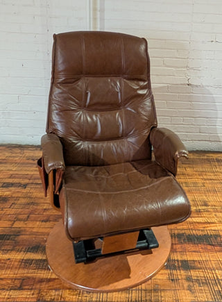 Chaise Aavantglide avec cuir marron, bois teinté et piètement en métal noir