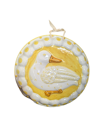 Ceramic white duck with yellow background, 3d decorative Bundt pan plate