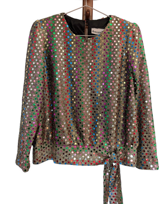 Blouse à manches longues fluides et à sequins multicolores arc-en-ciel, à nouer sur le côté, de la marque Another Thyme.