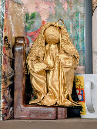 Crèche artisanale d'art populaire réalisée en toile de jute, tissu et polystyrène. Peinte en doré.