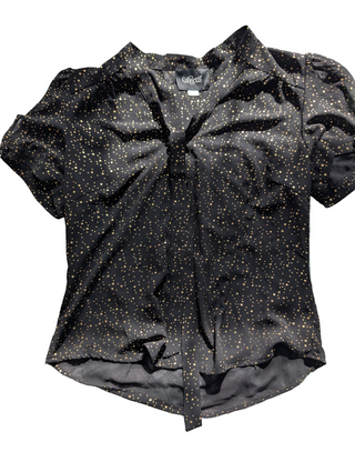 Chemise noire transparente avec étoiles dorées, nouée devant