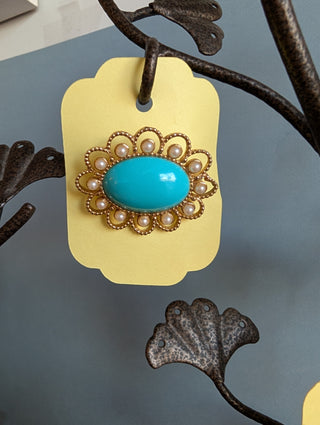 Turquoise cabochon oval brooch with gold-coloured and pearl scalloped floral filgilree frame